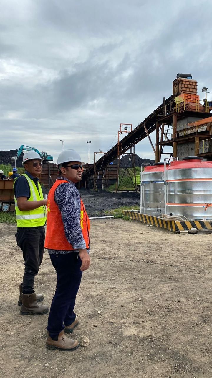 Pekerja area stockpile batubara