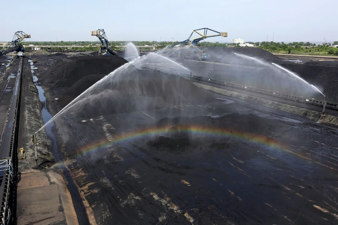 Penyemprotan pada tumpukan batubara